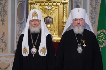 Святейший Патриарх Кирилл вручил почетному настоятелю храма митрополиту Кириллу медаль ордена благоверного князя Димитрия Донского