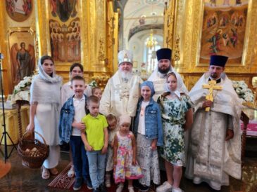 Митрополит Кирилл возглавил Литургию в престольный праздник храма свт. Николая в Заяицком г. Москвы