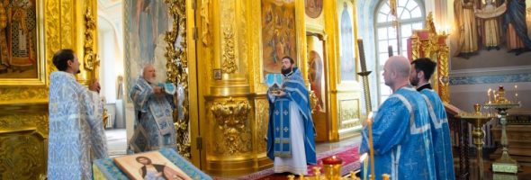 Митрополит Кирилл возглавил Божественную литургию и благословил студентов-казаков на новый учебный год