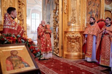 Митрополит Кирилл возглавил Божественную литургию в храме свт. Николая в Заяицком
