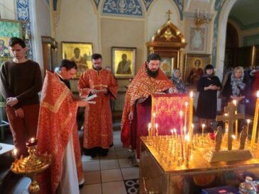 В день Радоницы  была совершена Божественная литургия и прошло поминовение усопших