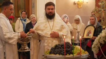 В храме свт. Николая в Заяицком отметили престольный праздник и представили вышитый иконостас походного храма