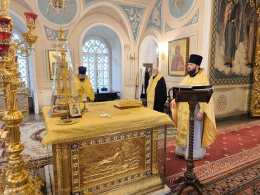 Митрополит Кирилл молился за Божественной литургией в храме свт. Николая в Заяицком