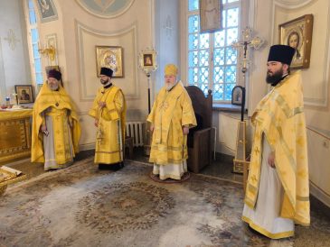 Митрополит Кирилл возглавил Литургию в храме свт. Николая в Заяицком