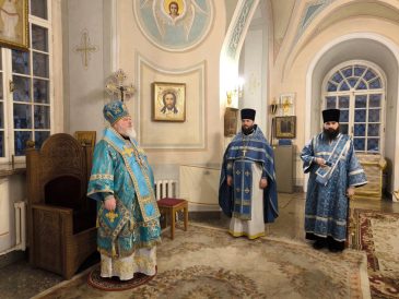 В день празднования Введения во храм Пресвятой Богородицы митрополит Кирилл возглавил Литургию в храме свт. Николая в Заяицком