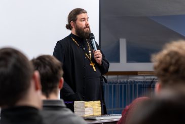 Настоятель храма побеседовал со студентами-казаками о Великом посте