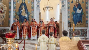 Настоятель храма сослужил за Божественной литургией в кафедральном соборе Пресвятой Троицы в Париже